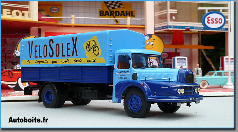 Le camion Unic ZU 120 plateau en miniature par Clé au 1/90e