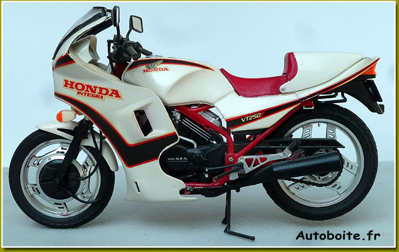 Honda VT 250 F de Tamiya au 1/12