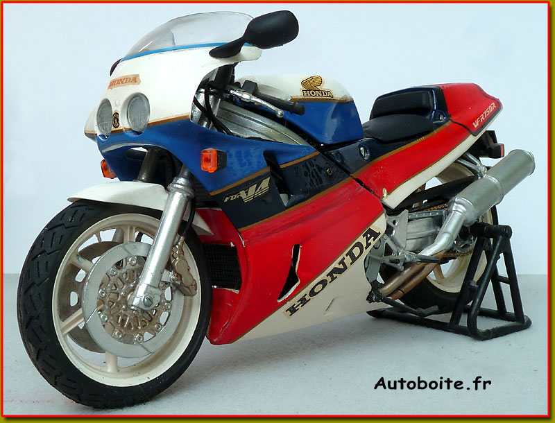 Honda VFR 750 R  de Tamiya au 1/12