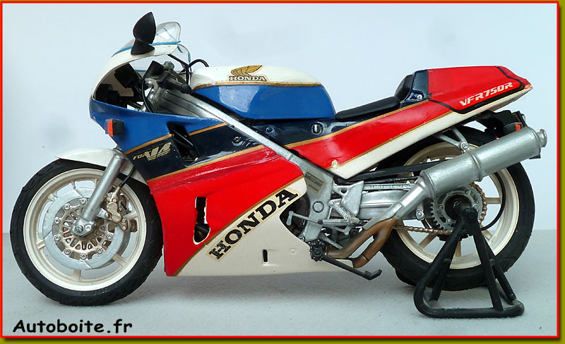 Honda VFR 750 R de Tamiya au 1/12