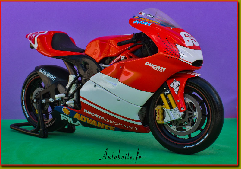 DUCATI Desmosedici GP3 Capirossi 2003 
de Minichamps au 1/12 &egrave;me