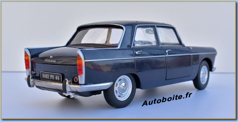 Peugeot 404 1/18 bleue arrière biais